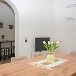Сasa de vacaciones Stunning Home In Comiso