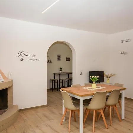 Stunning Home In Comiso *